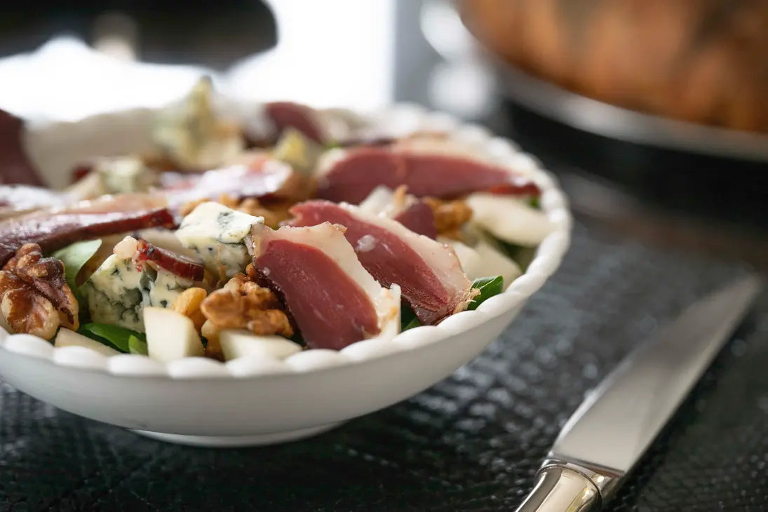 Recette de salade au magret fumé, poire, bleu et noix